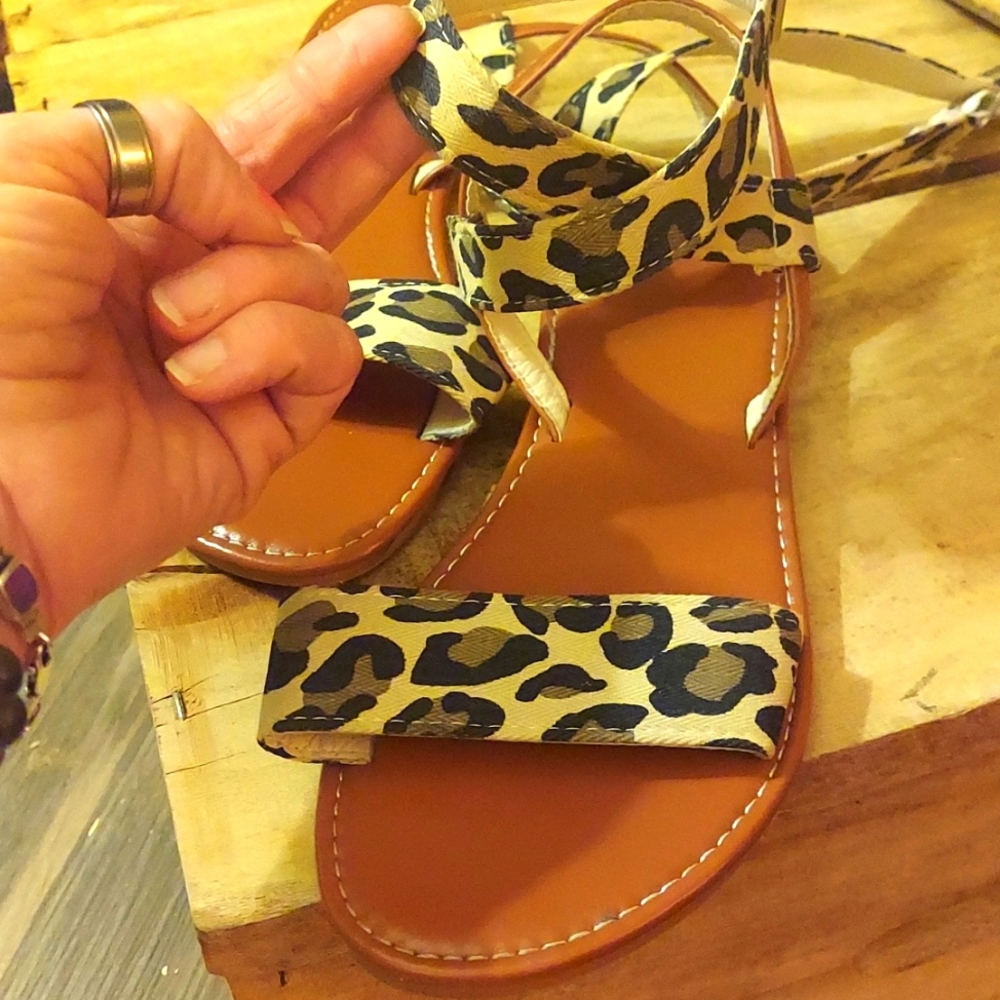 CUTEEEEE!! LEOPARD PRINT STRAPPY SANDALS!! SIZE 8